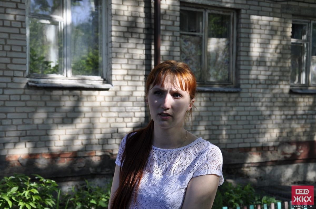 Жительница Ольга Смолина на фоне жилого дома